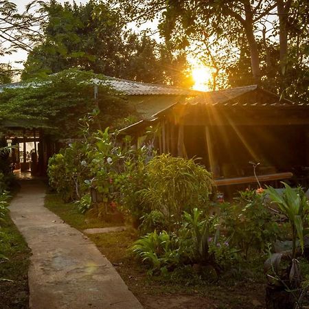 Banana Sunset - Bar & Bungalows Koh Mak Exterior photo